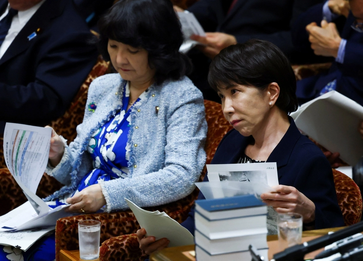 지난 14일 일본 도쿄 국회에서 열린 중의원 예산위원회에 출석한 다카이치 사나에(오른쪽) 일본 총리. 도쿄 로이터 연합뉴스
