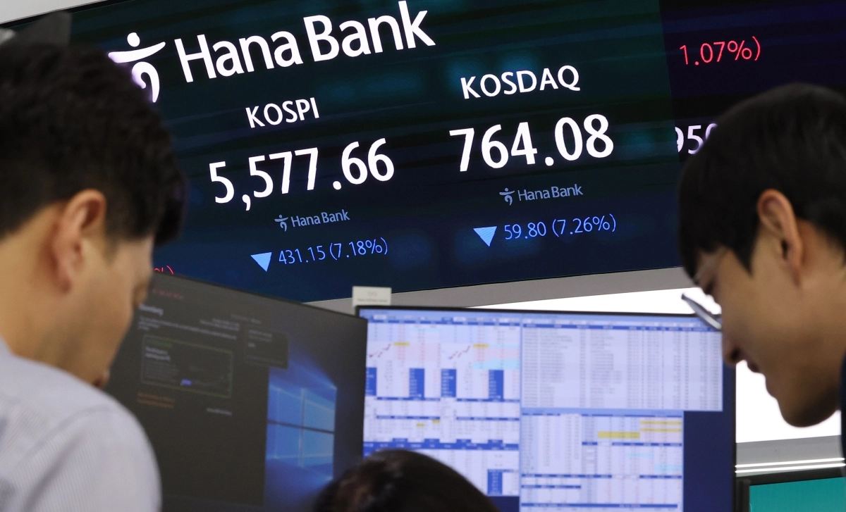 15일 서울 중구 하나은행 본점 딜링룸 전광판에 코스피와 코스닥, 원/달러 환율이 표시돼 있다. 2026.10.15 연합뉴스
