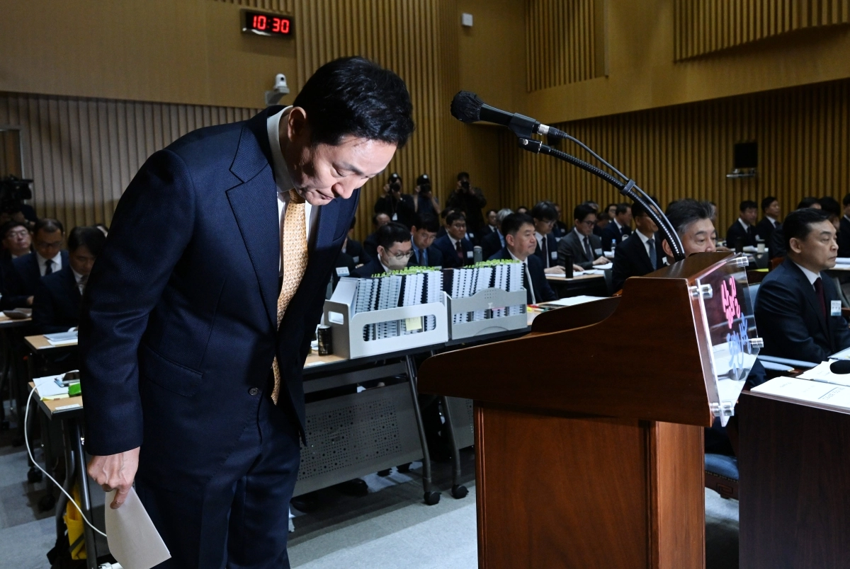 오세훈 서울시장이 15일 서울시청에서 열린 국회 행정안전위원회 서울특별시 국정감사에서 업무보고를 마친 뒤 인사하고 있다. 2026.10.15 도준석 전문기자