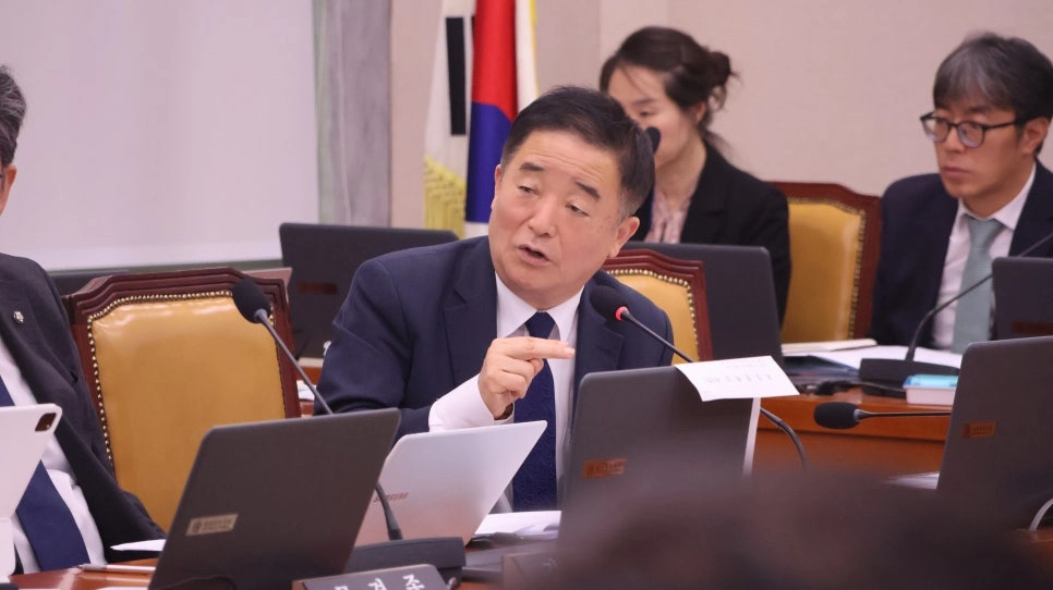 국회 교통위원회 소속 강득구 더불어민주당 의원이 지난 13일 한국철도공사를 대상으로 질의를 하고 있다. 강득구 의원실 제공.