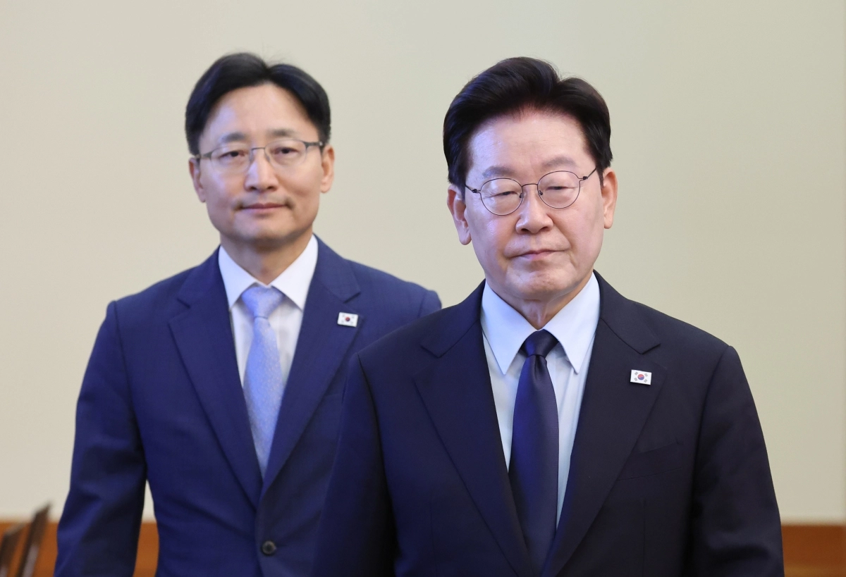 수석보좌관회의 입장하는 이재명 대통령
