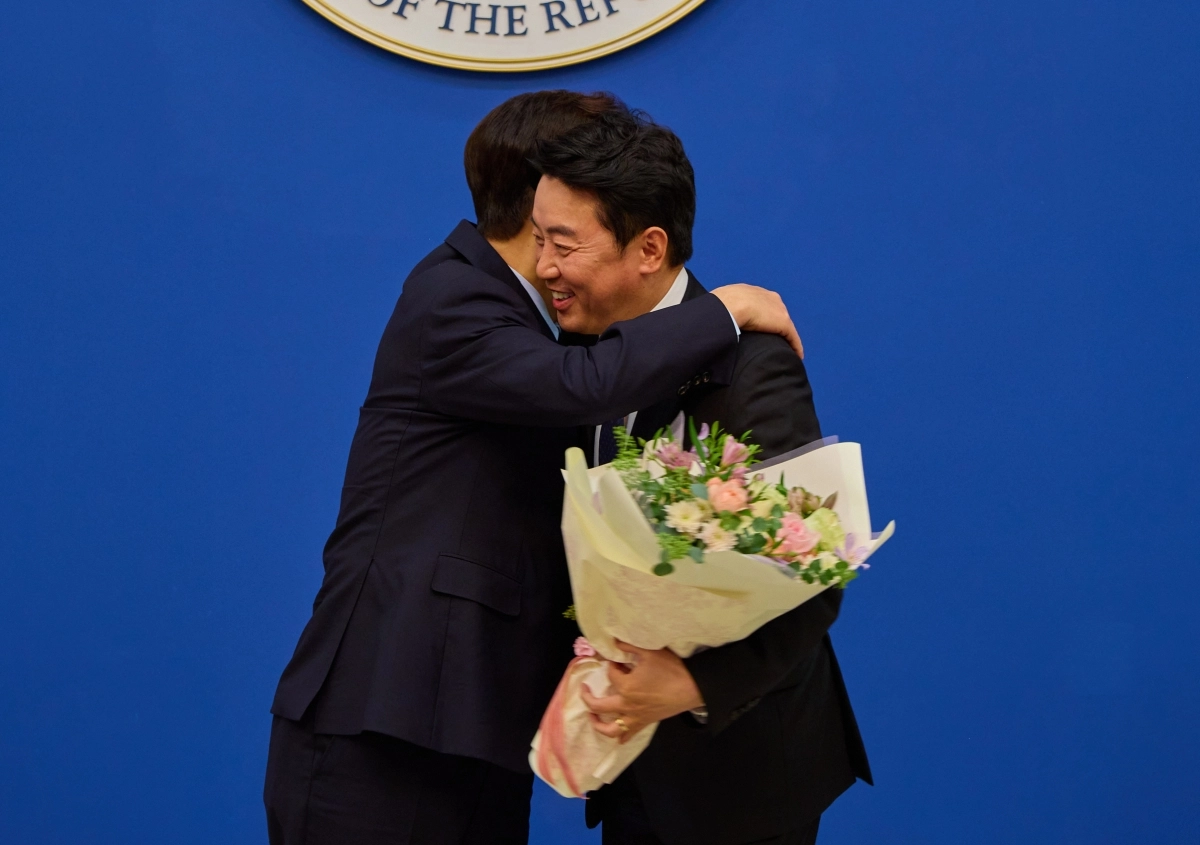 이재명 대통령, 강훈식 전 비서실장에 공로패 수여