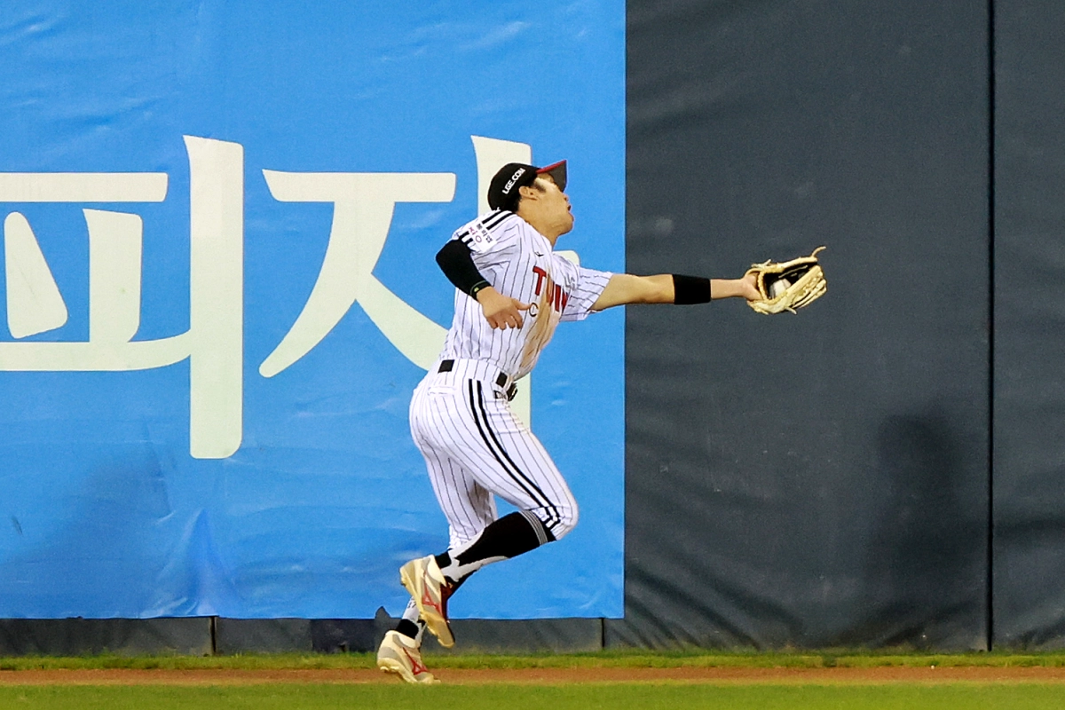 박해민(LG 트윈스)이 14일 서울 잠실구장에서 열린 2026 프로야구 와일드카드 결정전 LG와 두산 베어스의 맞대결 도중 7회초 1사 만루에서 두산 양석환의 큼지막한 장타를 잡아내고 있다. 2026.10.14 뉴스1