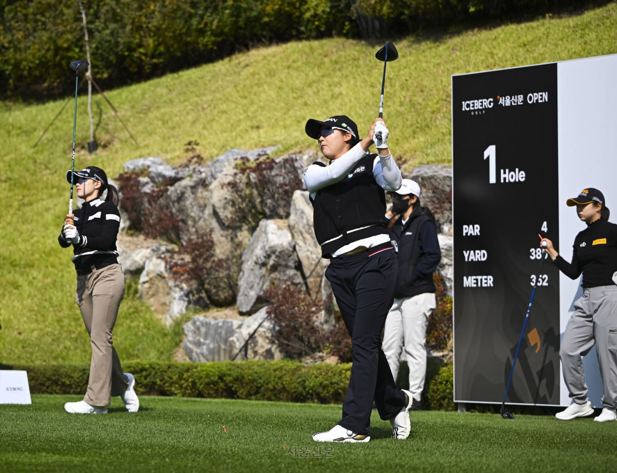 한국여자프로골프(KLPGA) 투어 아이스버그골프·서울신문 오픈 개막을 하루 앞두고 공식연습이 시작된 15일 경기 이천시 H1 클럽에서 선수들이 연습을 하고 있다. 2026.10.15 이지훈 기자