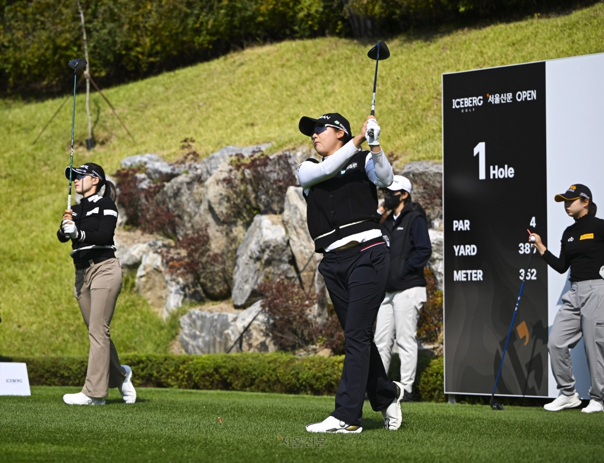 한국여자프로골프(KLPGA) 투어 아이스버그골프·서울신문 오픈 개막을 하루 앞두고 공식연습이 시작된 15일 경기 이천시 H1 클럽에서 선수들이 연습을 하고 있다. 2026.10.15 이지훈 기자