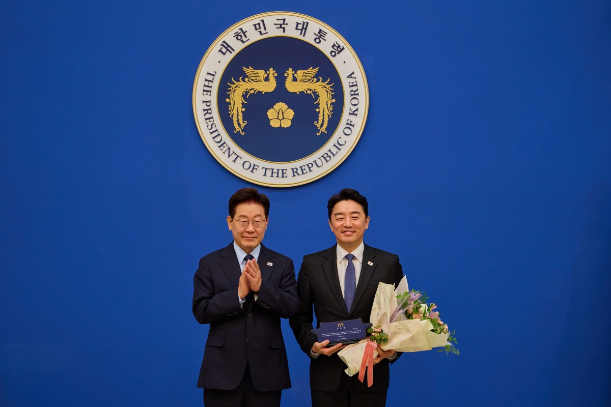 강훈식 전 비서실장에게 공로패 수여한 이 대통령