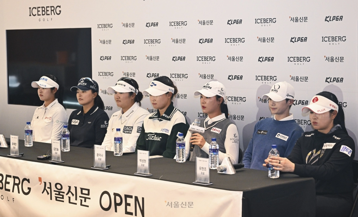 한국여자프로골프(KLPGA) 투어 아이스버그골프·서울신문 오픈 개막을 하루 앞둔 15일 경기 이천시 H1 클럽에서 선수들이 기자회견을 하고 있다. 왼쪽부터 서교림, 고진영, 유해란, 김민솔, 윤이나, 박성현, 유현조. 2026.10.15 이지훈 기자