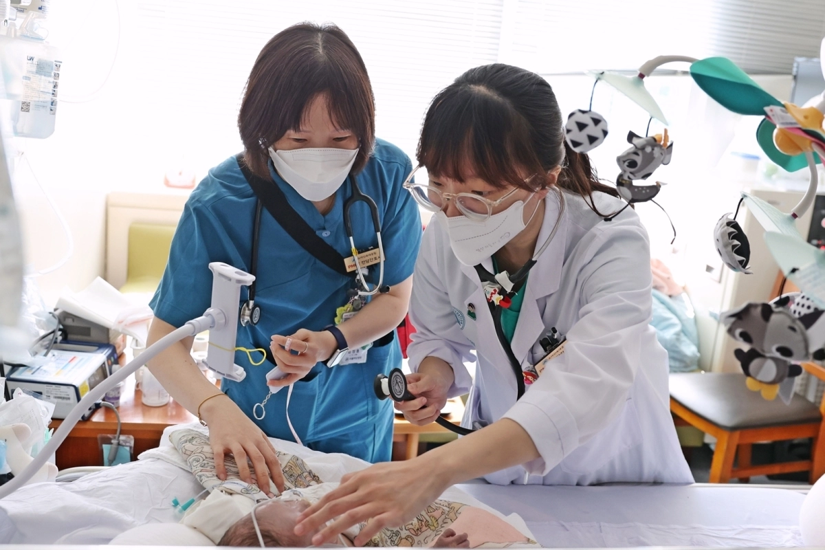 서울아산병원 어린이병원 소아신속대응팀 의료진이 고위험군 소아 환자의 상태를 살펴보고 있다. 왼쪽부터 소아신속대응팀 임정훈 간호사, 박유경 소아청소년전문과 교수.