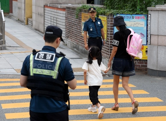 전국에서 어린이 약취·유인 범죄가 이어졌던 지난해 9월 대구 한 초등학교 앞에서 경찰들이 순찰하고 있다. 대구 연합뉴스