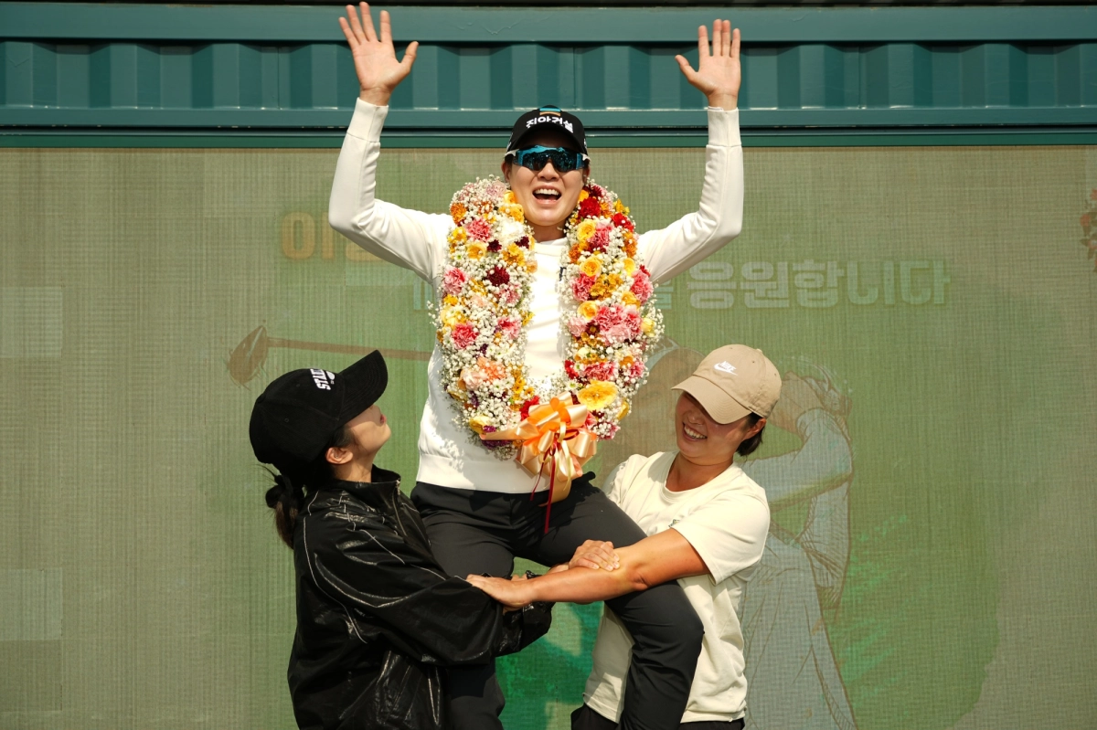 이정민(가운데)을 후배 선수들이 목말을 태우고 있다. KLPGA 제공