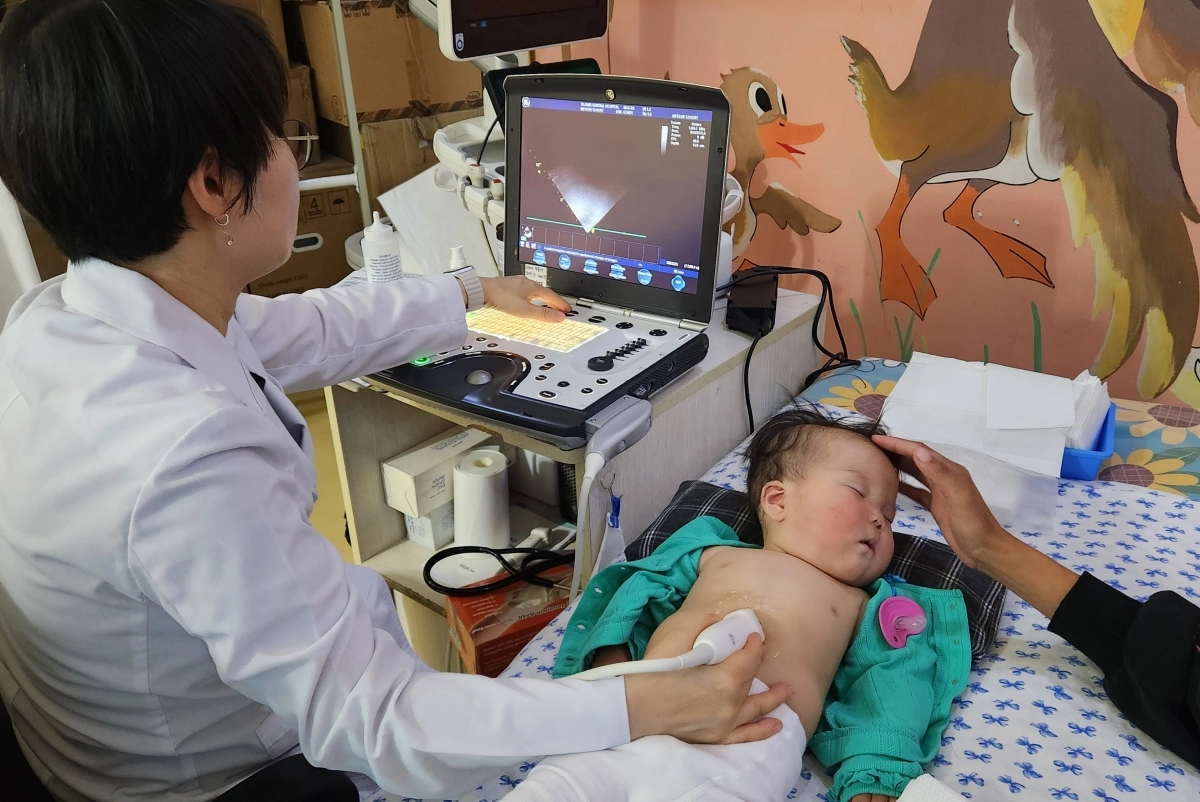 부천세종병원 최은영 과장(소아청소년과)이 해외 의료나눔을 위해 찾은 몽골 제3모자병원에서 선천성 심장병을 가진 어린이를 검진하고 있다. 부천세종병원 제공