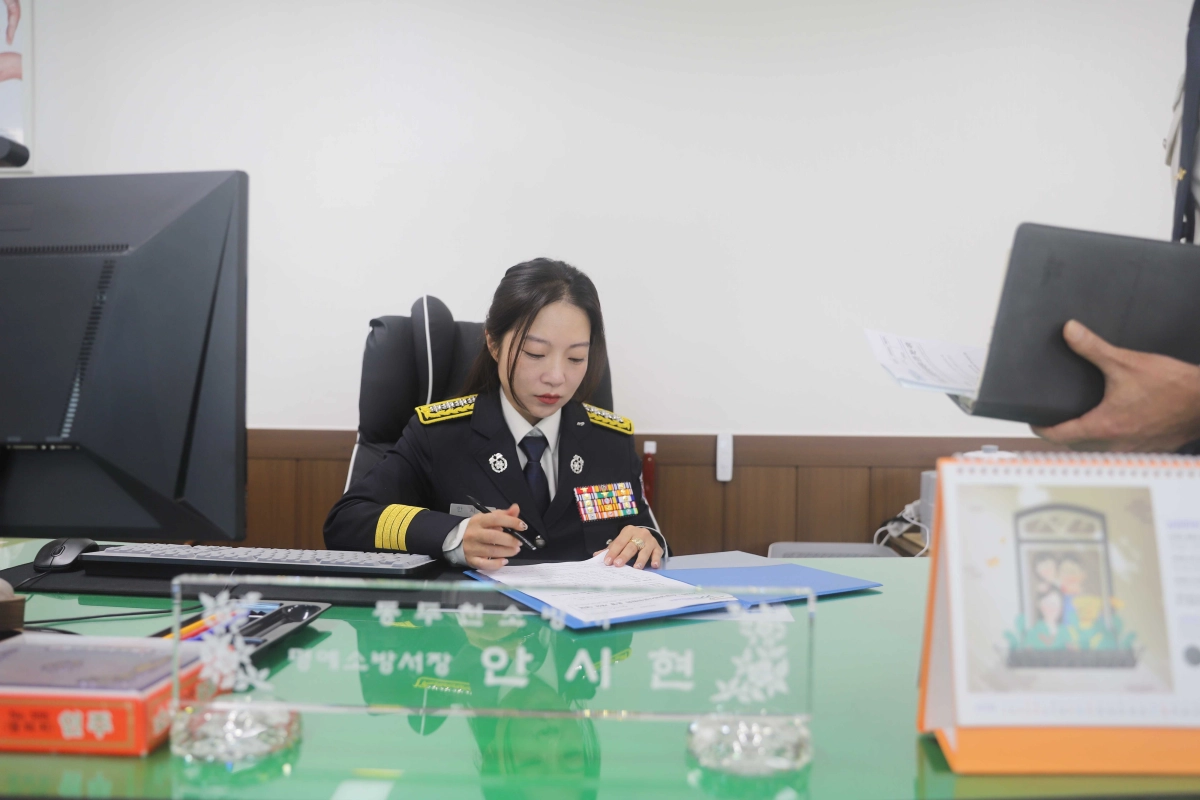 ▲경기도의회 문화체육관광위원회 안시현 의원이 14일 동두천소방서 집무실에서 명예소방서장 위촉 관련 서류를 결재하고 있다 (사진=경기도의회)