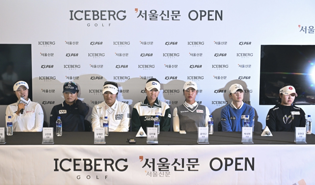 한국여자프로골프(KLPGA) 투어 아이스버그골프·서울신문 오픈 개막을 하루 앞둔 15일 경기 이천시 H1 클럽에서 선수들이 기자회견을 하고 있다. 왼쪽부터 서교림, 고진영, 유해란, 김민솔, 윤이나, 박성현, 유현조. 2026.10.15 이지훈 기자