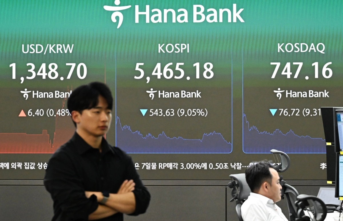 인공지능(AI) 투자 수익성 논란이 재부각되면서 15일 코스피가 7% 넘게 급락했다. 코스피는 전 거래일보다 454.59포인트(7.57%) 내린 5,554.22에, 코스닥은 63.06포인트(7.65%) 하락한 760.82에 장을 마쳤다. 이날 코스피와 코스닥 시장에서는 모두 서킷브레이커가 발동했다. 사진은 이날 서울 중구 하나은행 딜링룸에서 코스피 지수가 장중 5,500선 아래로 떨어진 모습. 2026.10.15 홍윤기 기자