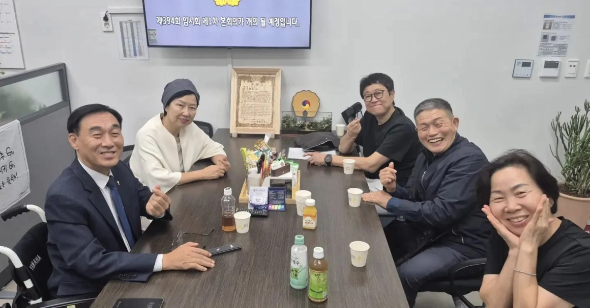 ▲경기도의회 보건복지위원회 김현덕 의원(왼쪽 첫 번째)이 13일 경기도의회에서 수원시장애인체육회 가맹단체장들과 정담회를 갖고 기념촬영을 하고 있다. (사진=경기도의회)