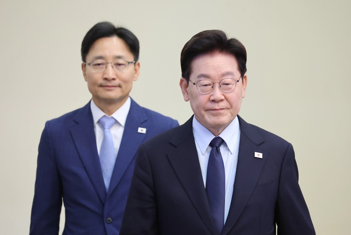 수석보좌관회의 입장하는 이재명 대통령