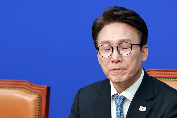 신천지 교인들의 더불어민주당 집단 입당 의혹이 당의 자체 조사에서 확인되면서 당내 계파 갈등이 재점화하고 있다. 사진은 김민석 민주당 대표가 14일 국회에서 열린 최고위원회의에 참석해 잠시 눈을 감고 생각에 잠긴 모습.  연합뉴스