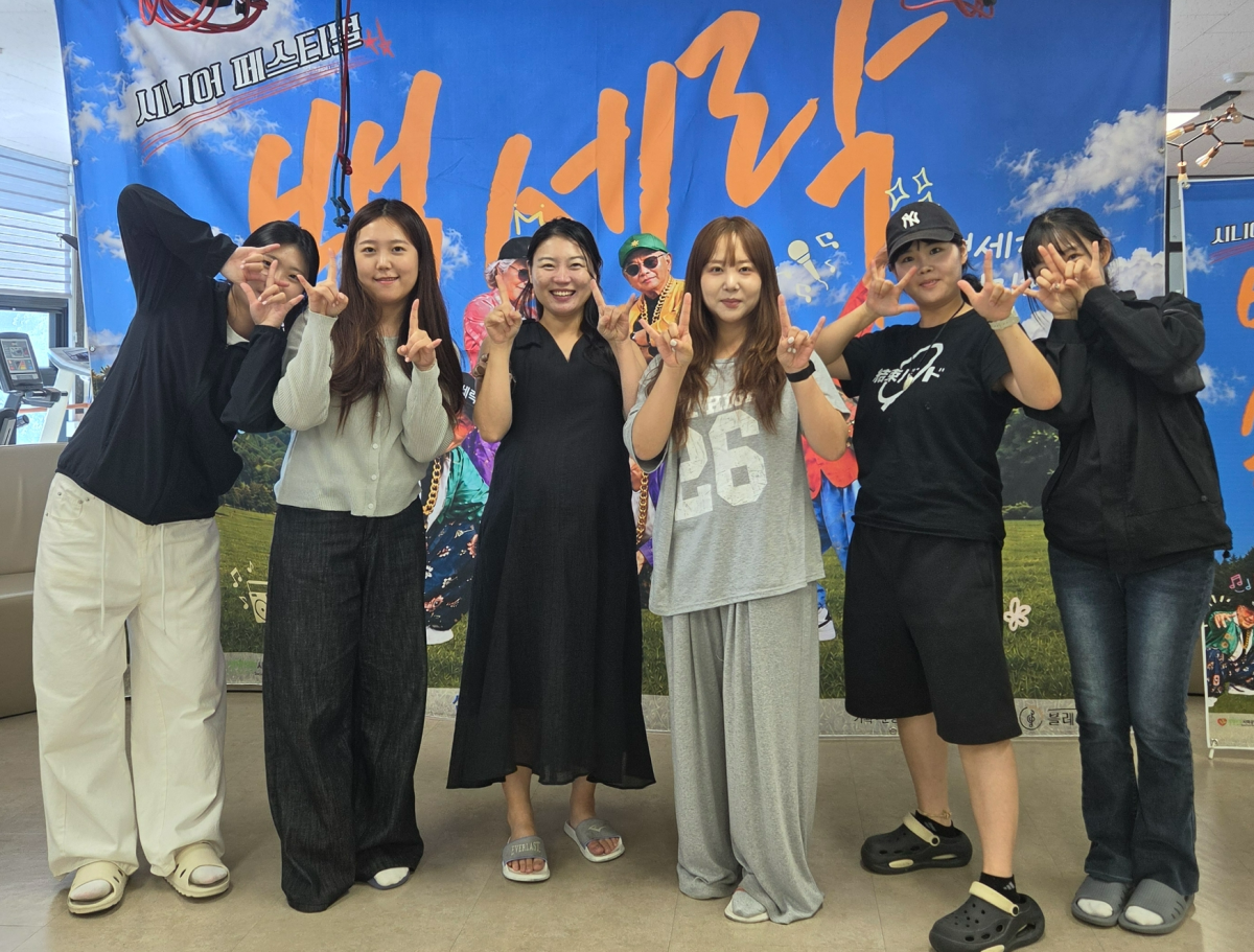 사회적협동조합인 블레씽 김찬미(왼쪽 세 번째) 이사장이 전북 익산 활동 단체인 미담보담과 지난달 익산에서 어르신 대상 축제에 참여한 뒤 찍은 기념사진. 블레씽 제공
