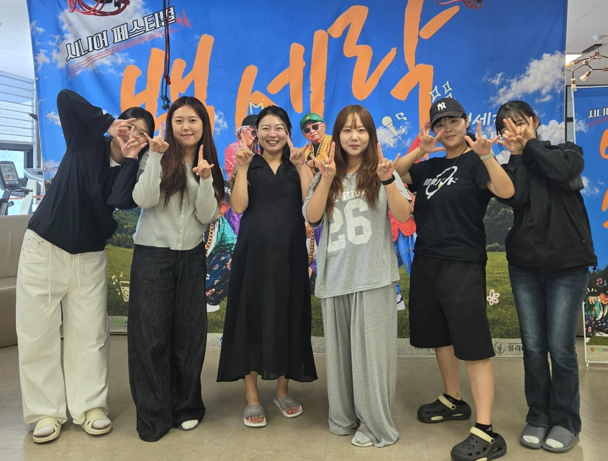 사회적협동조합인 블레씽 김찬미(왼쪽 세 번째) 이사장이 전북 익산 활동 단체인 미담보담과 지난달 익산에서 어르신 대상 축제에 참여한 뒤 찍은 기념사진. 블레씽 제공