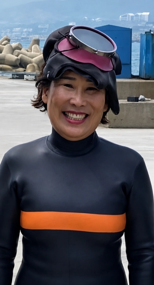 유엔식량농업기구(FAO)가 선정한 ‘여성 인재 100인’에 뽑힌 성정희씨가 경북 포항 남구 구룡포에서 전통 해녀복을 입고 환하게 웃고 있다. 해양수산부 제공