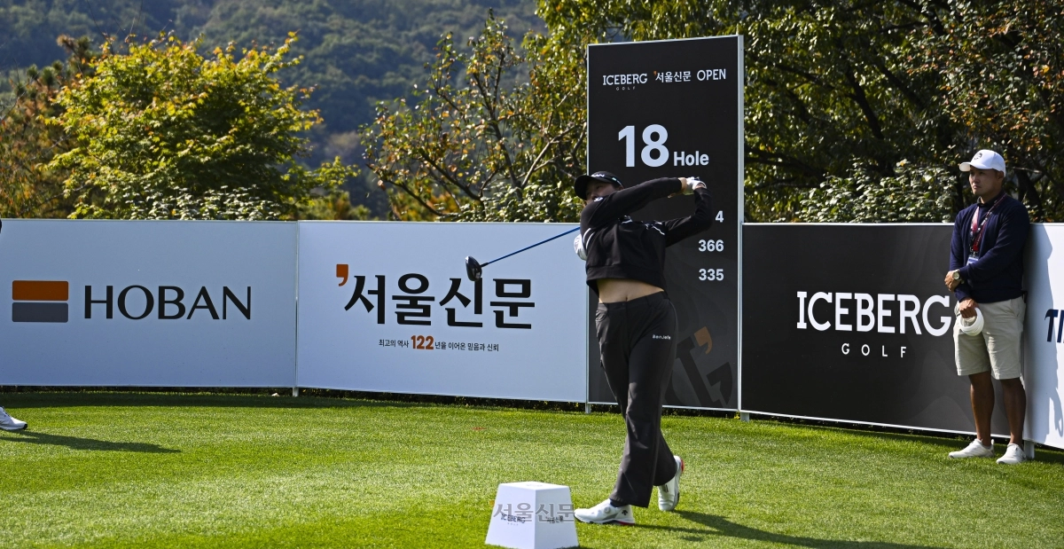 한국여자프로골프(KLPGA)투어 아이스버그골프·서울신문 오픈 개막을 하루 앞두고 공식연습이 시작된 15일 경기 이천시 H1 클럽(파72) 18번 홀(파4)에서 김하은이 티샷을 하고 있다. 이지훈 기자