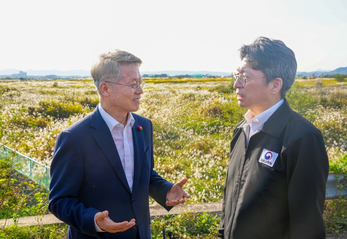 민형배 전남광주통합특별시장과 홍지선 국토교통부장관이 15일 오후 서구 군공항 탄약고 이전 예정지를 찾아 호남권 반도체 클러스터 부지를 둘러보고 있다. 전남광주통합특별시 제공