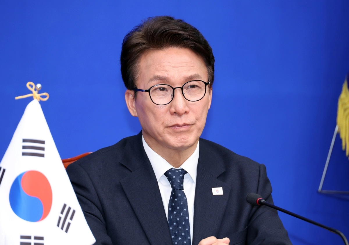 더불어민주당 김민석 대표가 15일 국회에서 미즈시마 고이치 주한일본대사를 접견하는 도중 잠시 생각에 잠겨 있다. 2026.10.15 연합뉴스