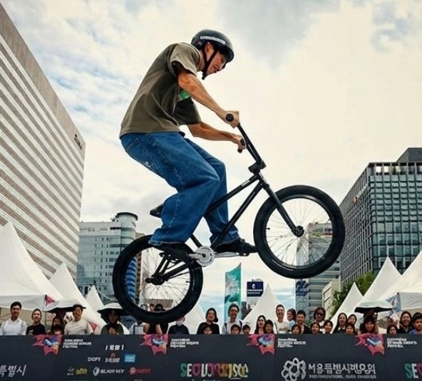 행사 시작 전 행사장 분위기 조성 및 붐업 제고를 위한 식전행사  BMX 자전거 퍼포먼스팀 “마스터” 공연. 제주도 제공