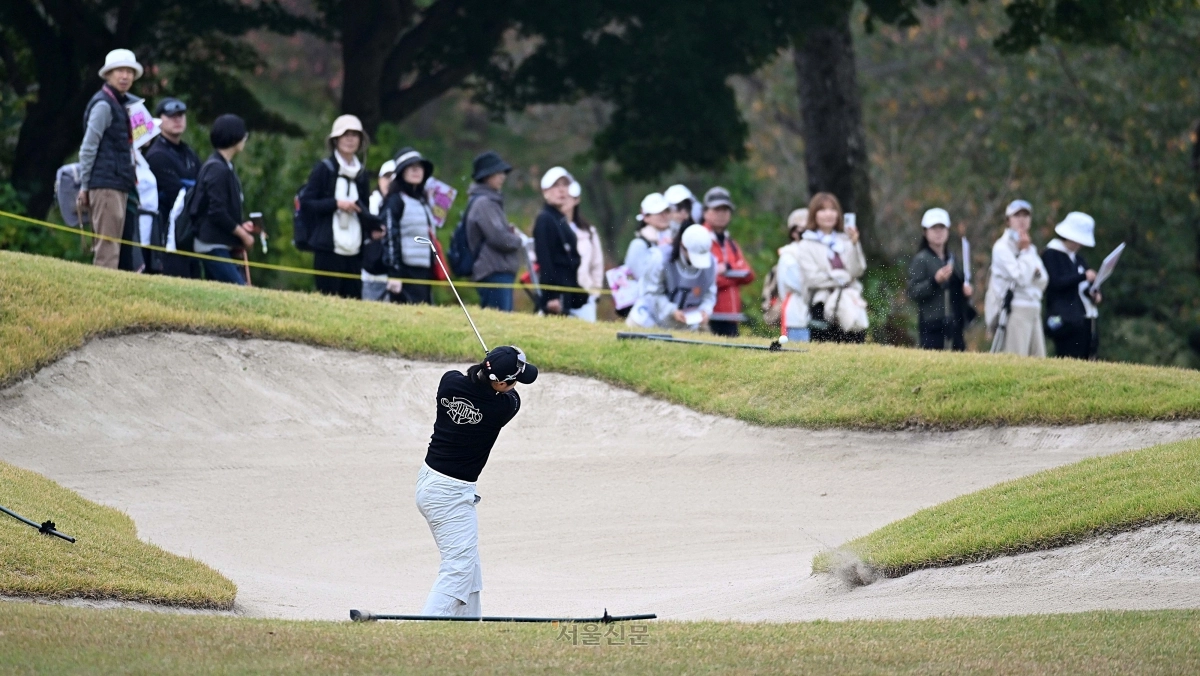 한국여자프로골프(KLPGA)투어 개인 타이틀 경쟁과 시드 유지의 분수령이 될 아이스버그골프·서울신문 오픈(총상금 15억원)이 화끈한 장타 대결로 화려하게 막을 올렸다. 사진은 16일 경기 이천시 H1클럽(파72) 11번 홀에서 이주미가 샷을 하고 있다. 2026.10.16 이지훈 기자