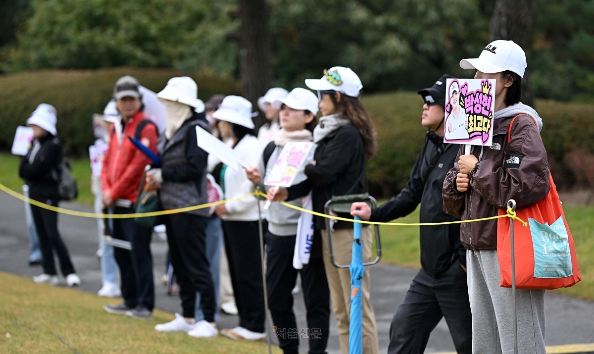 한국여자프로골프(KLPGA)투어 개인 타이틀 경쟁과 시드 유지의 분수령이 될 아이스버그골프·서울신문 오픈(총상금 15억원)이 화끈한 장타 대결로 화려하게 막을 올렸다. 사진은 16일 경기 이천시 H1클럽(파72)에서 갤러리들이 박성현 선수를 응원하고 있다. 2026.10.16 이지훈 기자