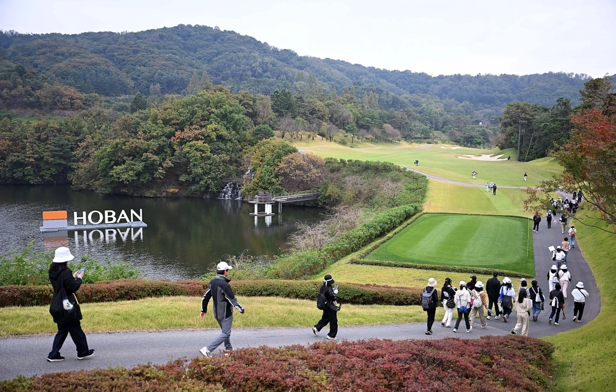 한국여자프로골프(KLPGA)투어 개인 타이틀 경쟁과 시드 유지의 분수령이 될 아이스버그골프·서울신문 오픈(총상금 15억원)이 화끈한 장타 대결로 화려하게 막을 올렸다. 사진은 16일 경기 이천시 H1클럽(파72) 10홀에서 갤러리들이 이동하고 있다. 2026.10.16 이지훈 기자