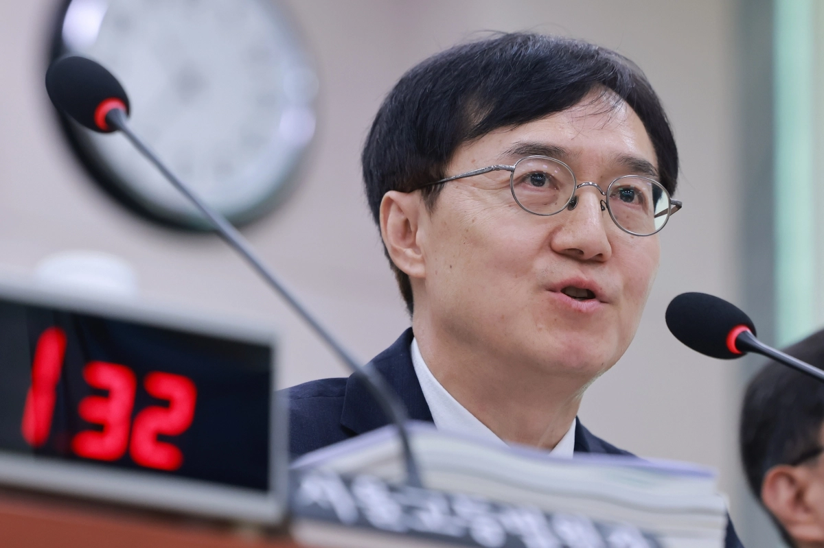 국정감사에서 답변하는 오민석 서울중앙지방법원장