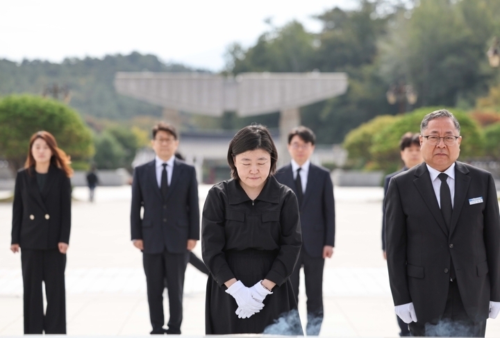 임은정 광주지방중대범죄수사청장이 16일 오전 전남광주 북구 운정동 국립 5·18민주묘지를 참배하고 있다. (연합뉴스 제공)
