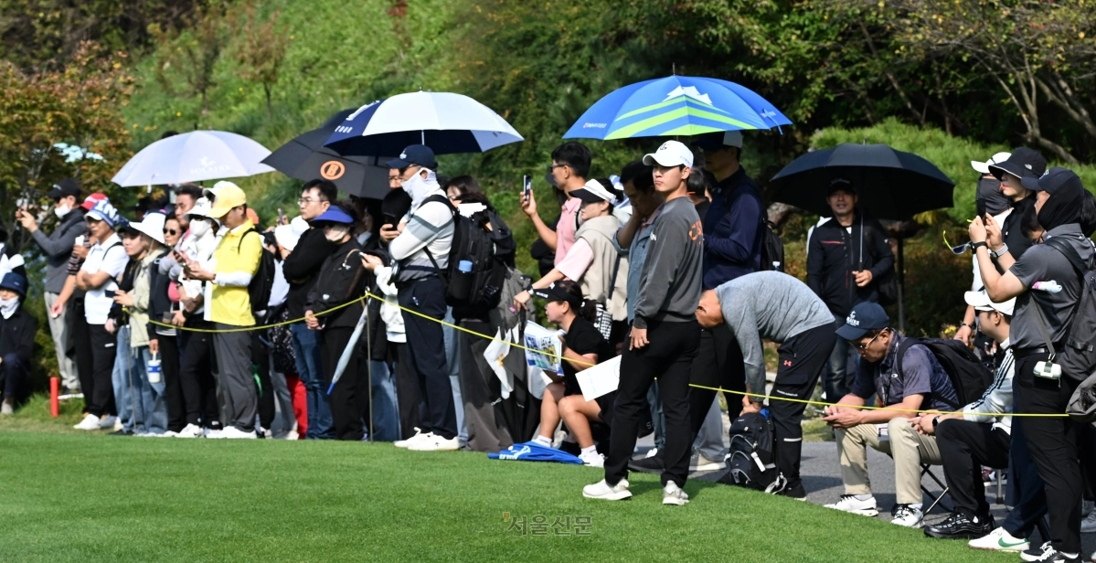 한국여자프로골프(KLPGA)투어 개인 타이틀 경쟁과 시드 유지의 분수령이 될 아이스버그골프·서울신문 오픈(총상금 15억원)이 화끈한 장타 대결로 화려하게 막을 올렸다. 사진은 16일 경기 이천시 H1클럽(파72) 10홀에서 갤러리들이 경기를 지켜보고 있다. 2026.10.16 홍윤기 기자
