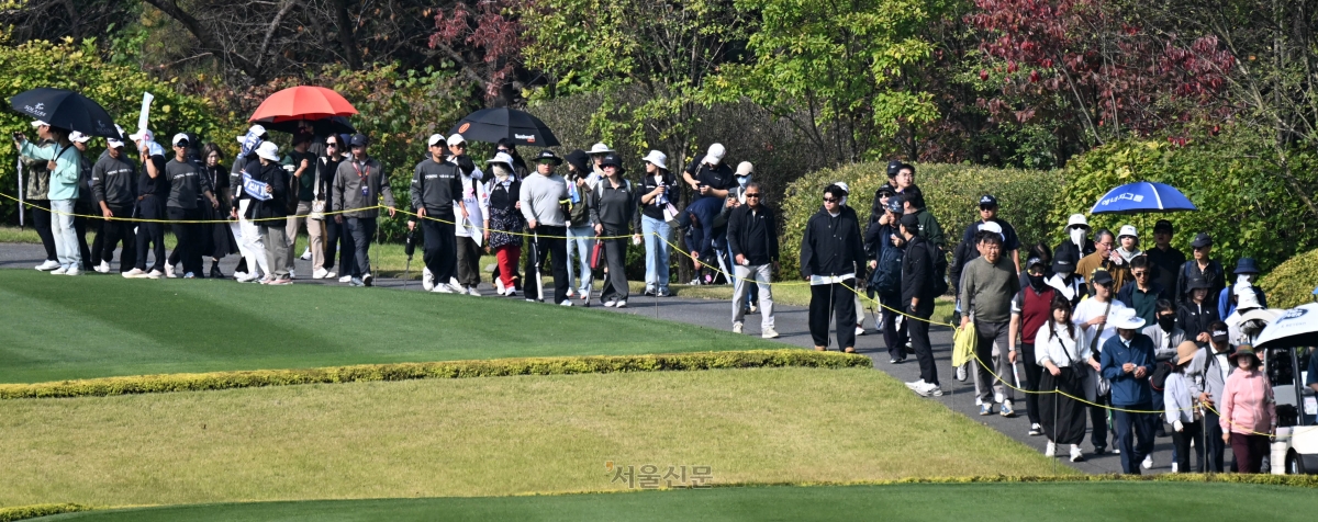 한국여자프로골프(KLPGA)투어 개인 타이틀 경쟁과 시드 유지의 분수령이 될 아이스버그골프·서울신문 오픈(총상금 15억원)이 화끈한 장타 대결로 화려하게 막을 올렸다. 사진은 16일 경기 이천시 H1클럽(파72) 10홀에서 갤러리들이 이동하는 모습. 2026.10.16 홍윤기 기자