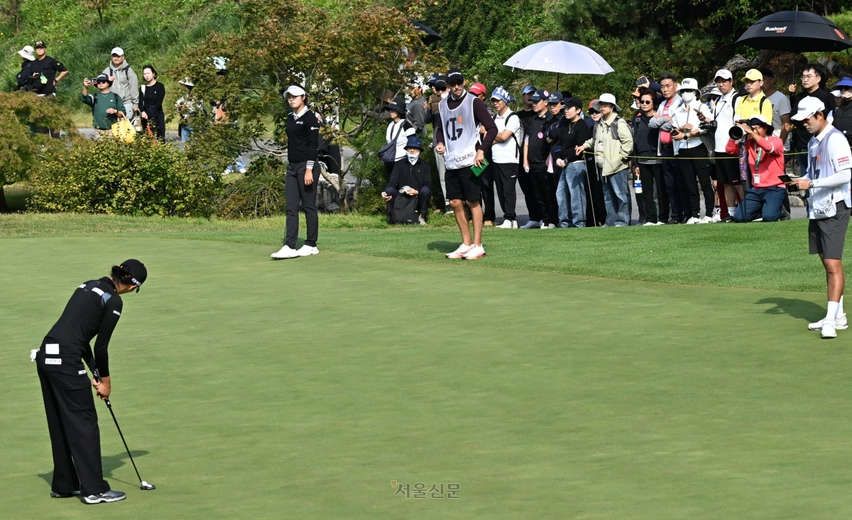 한국여자프로골프(KLPGA)투어 개인 타이틀 경쟁과 시드 유지의 분수령이 될 아이스버그골프·서울신문 오픈(총상금 15억원)이 화끈한 장타 대결로 화려하게 막을 올렸다. 사진은 16일 경기 이천시 H1클럽(파72) 10홀에서 갤러리들이 경기를 지켜보고 있다. 2026.10.16 홍윤기 기자