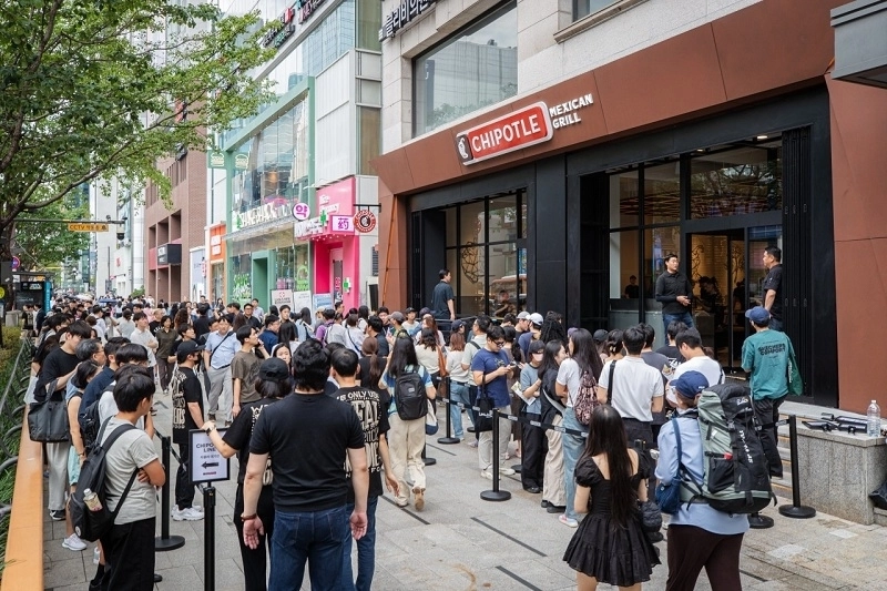 지난 9월 2일 서울 강남구 치폴레 한국 1호점인 강남점의 오픈을 앞두고 매장 앞에 대기 행렬이 이어지고 있다.