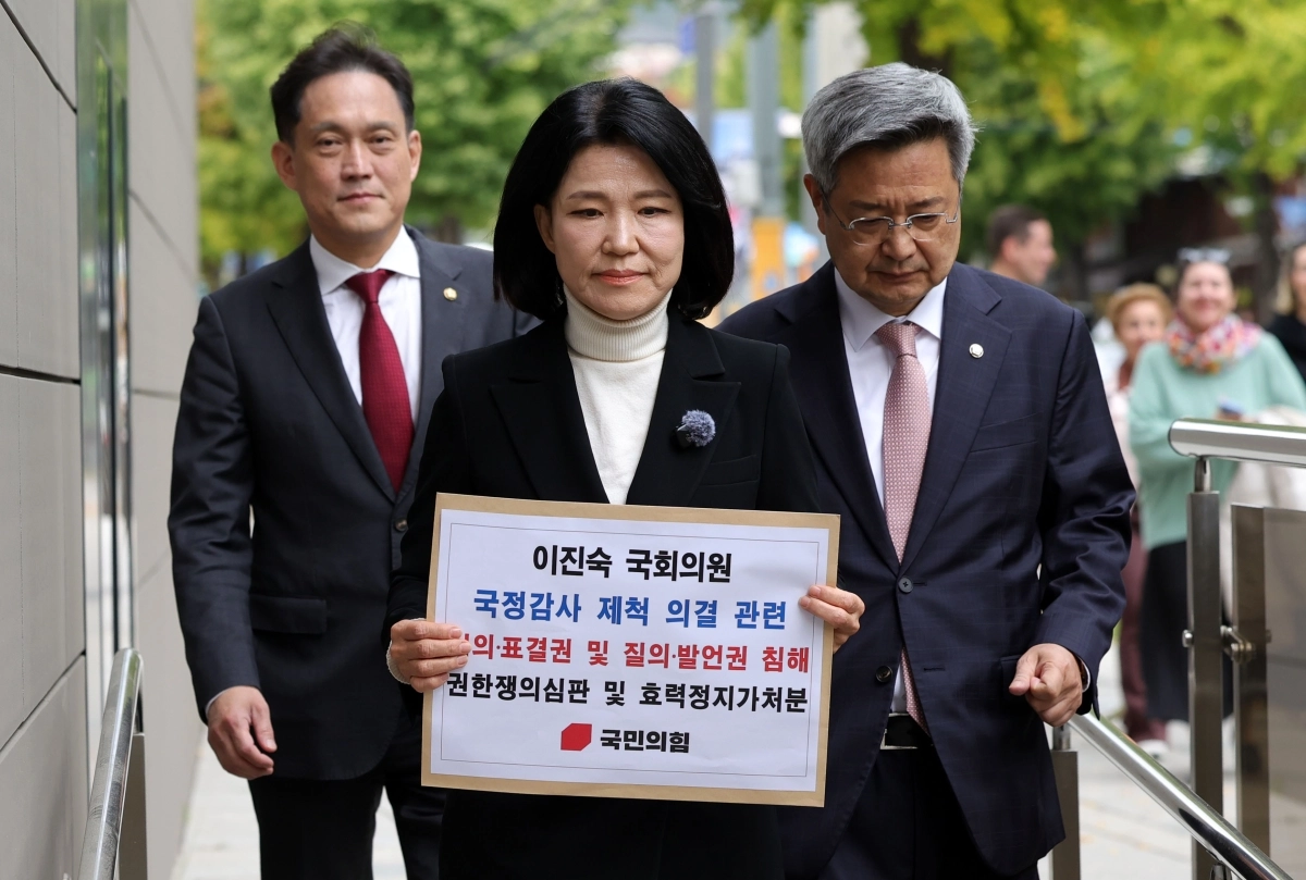 이진숙(가운데), 김태규(왼쪽), 김장겸 국민의힘 의원이 지난 15일 국정감사 제척 의결이 심의·표결권 및 질의·발언권을 침해했다며 권한쟁의심판청구서 및 효력정지가처분신청서를 제출하기 위해 15일 서울 종로구 헌법재판소 민원실로 향하고 있다. 뉴시스