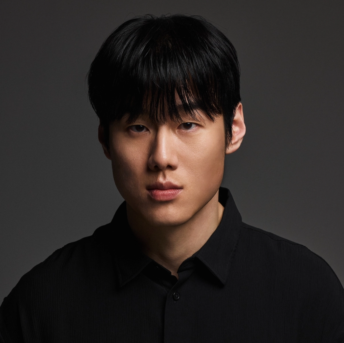 러시아 영화 제작자 바딤 올레이니크는 13일(현지시간) 러시아 문화부의 영화 제작 지원 심사에서 ‘수자. 전우들’이라는 제목의 전쟁영화 제작 계획을 발표했다. 러시아 영화사 ‘브레먀 키노’가 ‘보엔필름’과 공동으로 추진하는 작품으로, 2027년 8월 개봉을 목표로 하고 있다. 이들은 북한군 정찰병 주연으로 한국인 배우 이혁중(35·사진)을 내세웠지만, 정작 배우 측은 출연에 동의한 적이 없다고 밝혔다. 2026.10.15 세나이엔티(SCENA) 제공