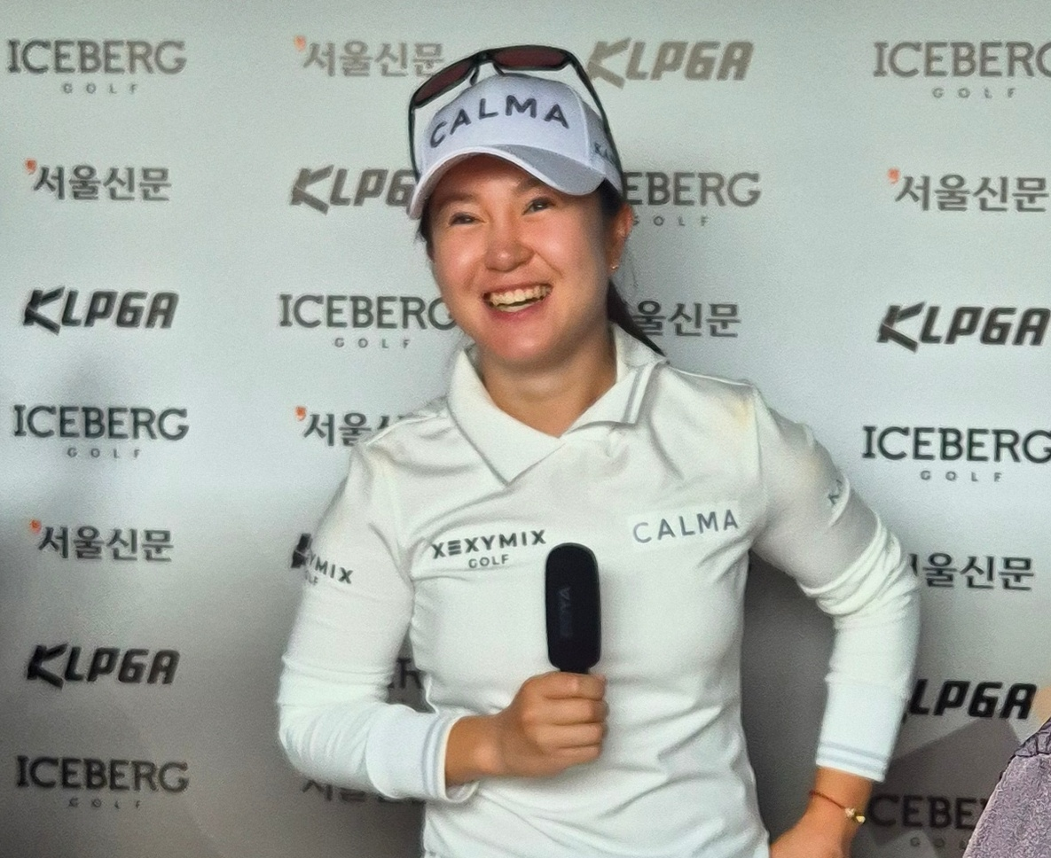 이승연이 16일 경기 이천시 H1 클럽에서 개막한 한국여자프로골프(KLPGA)투어 아이스버그골프·서울신문 오픈에서 1라운드를 공동 1위로 마친 뒤 밝은 표정으로 경기 소감을 말하고 있다. 박성국 기자