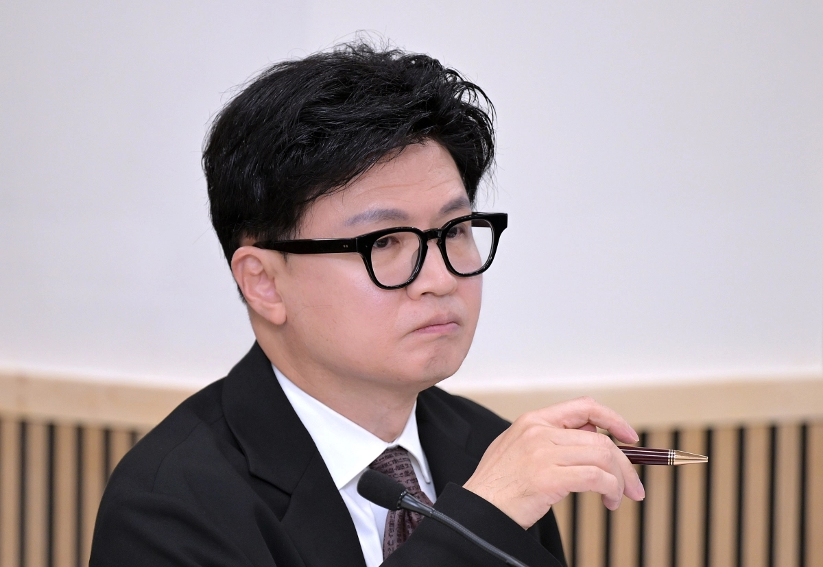 한동훈 무소속 의원이 지난 12일(현지시간) 워싱턴DC 주미한국대사관에서 열린 국회 외교통일위원회 국정감사에서 강경화 주미한국대사의 발언을 듣고 있다. 주미한국대사관 제공.