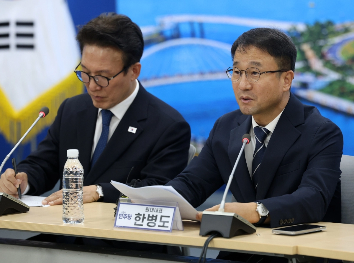 더불어민주당 한병도 원내대표가 16일 부산 동구 민주당 부산시당에서 열린 최고위원회에서 발언하고 있다. 2026.10.16 연합뉴스