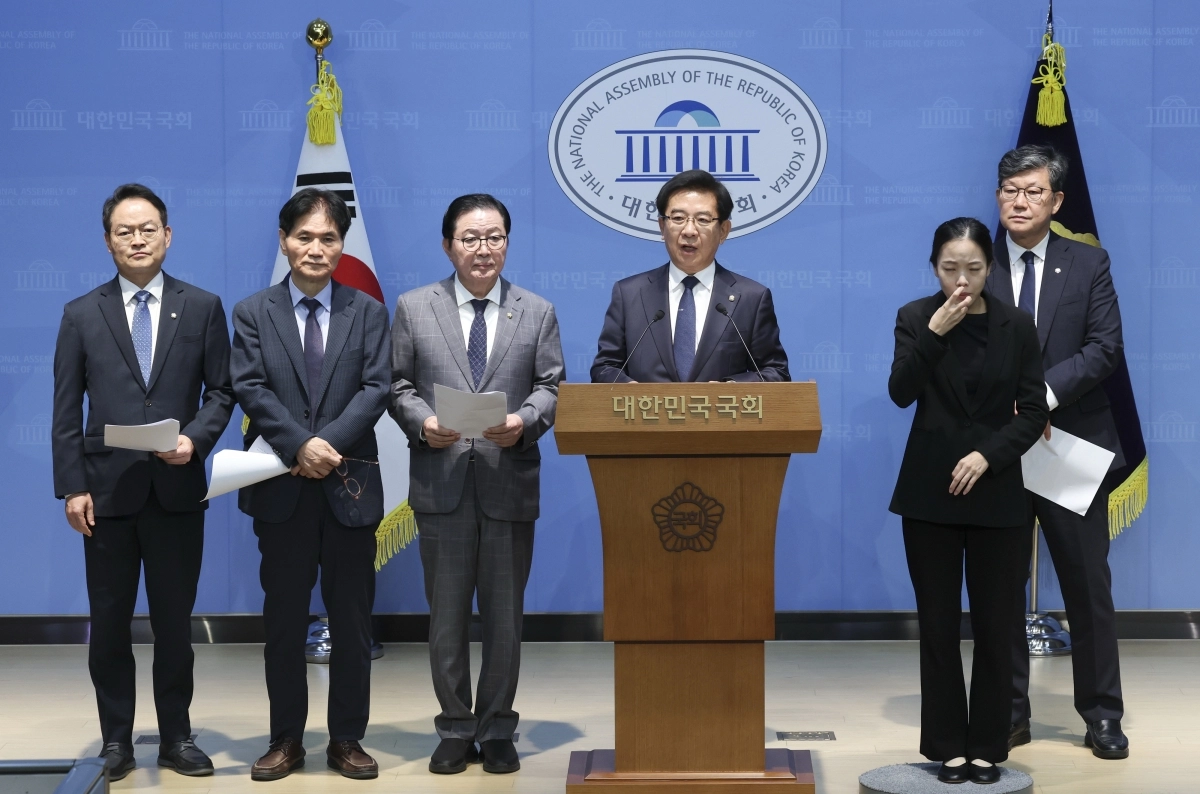 더불어민주당 국토교통위원회 소속 의원들이 16일 오전 서울 여의도 국회 소통관에서 한강버스 비리 의혹 진상규명을 위한 핵심 증인 채택 및 자료 제출 촉구 기자회견을 하고 있다. 2026.10.16. 뉴시스