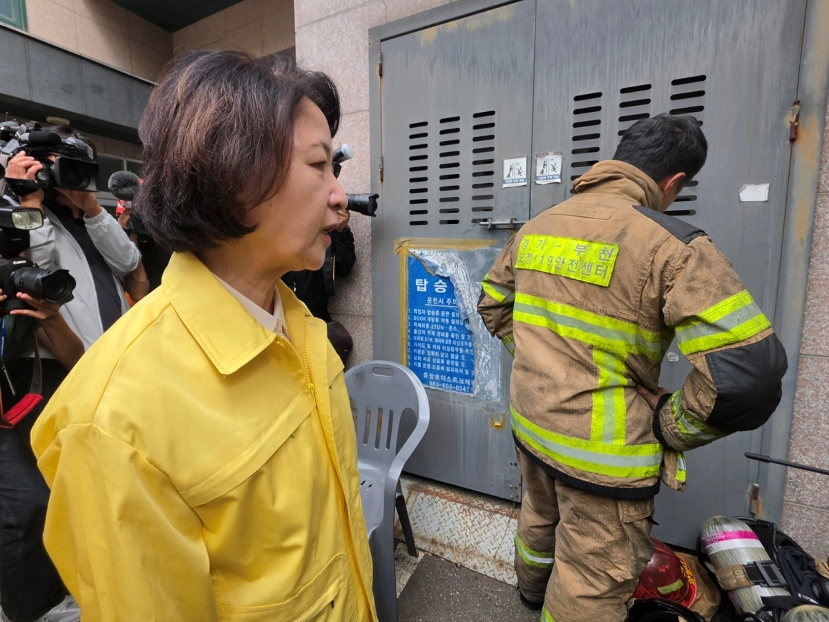 위로 건네는 추미애 지사
