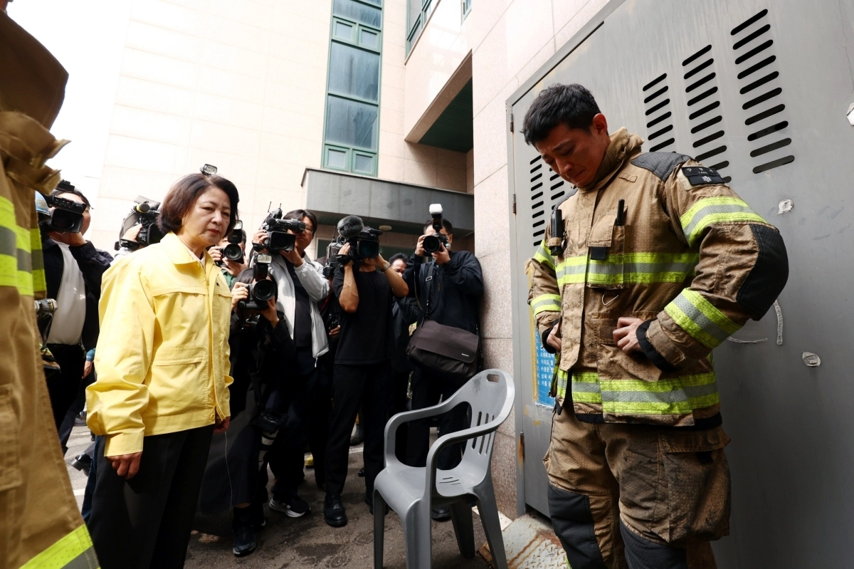 울음 터뜨린 소방관, 위로 건네는 도지사