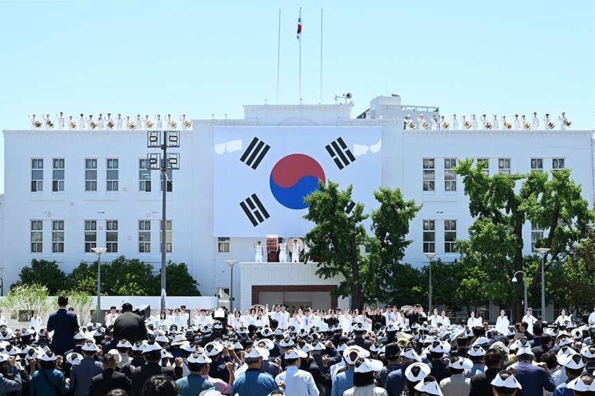 18일 광주 동구 5·18민주광장에서 열린 제46주년 5·18 민주화운동 기념식에서 참석자들이 ‘님을 위한 행진곡’을 제창하고 있다. 2026.5.18 연합뉴스