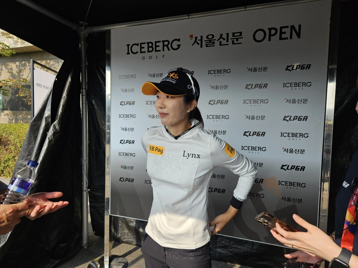안송이가 16일 경기 이천시 H1 클럽에서 열린 한국여자프로골프(KLPGA)투어 아이스버그골프·서울신문 오픈 1라운드를 마치고 소감을 밝히고 있다. 서진솔 기자