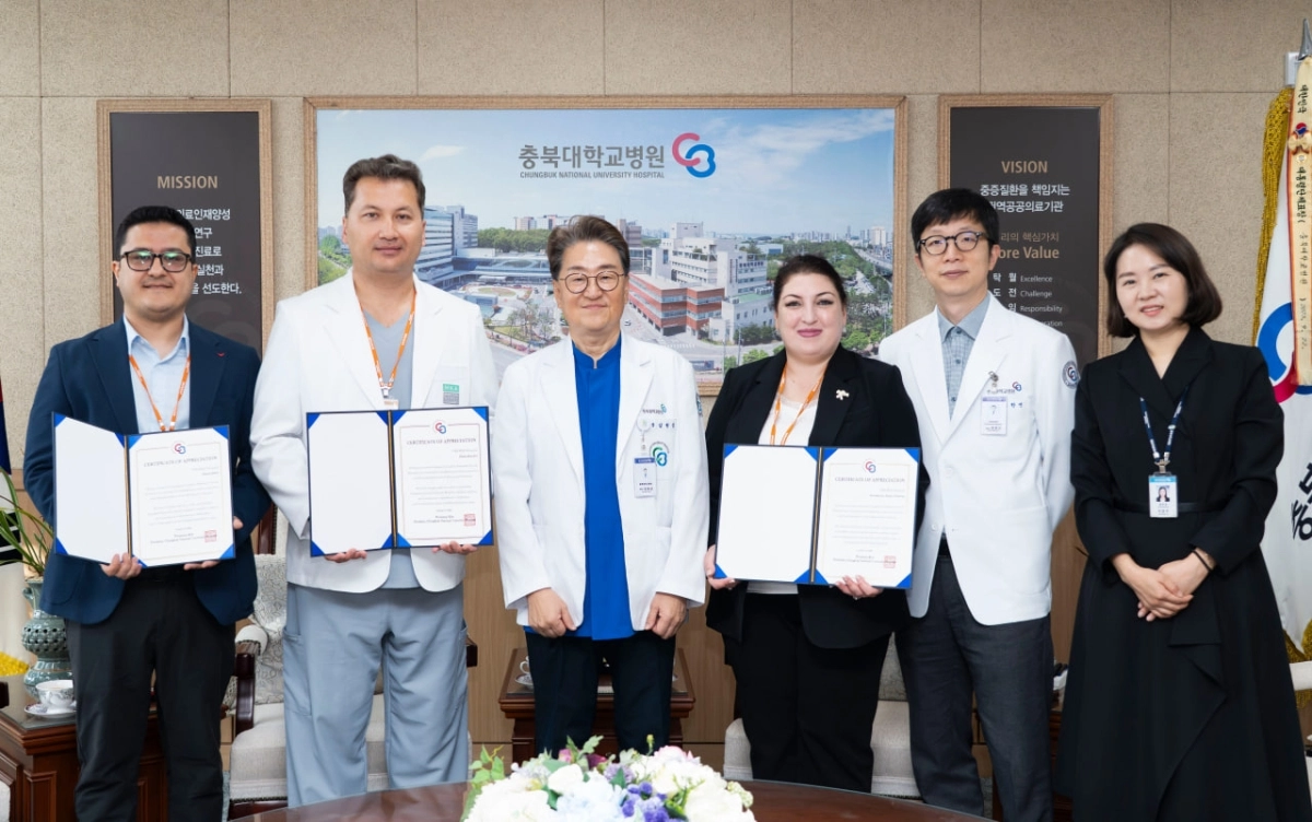 감사장 수여받는 카밀로프 원장(왼쪽에서 두번째). 충북대병원 제공.