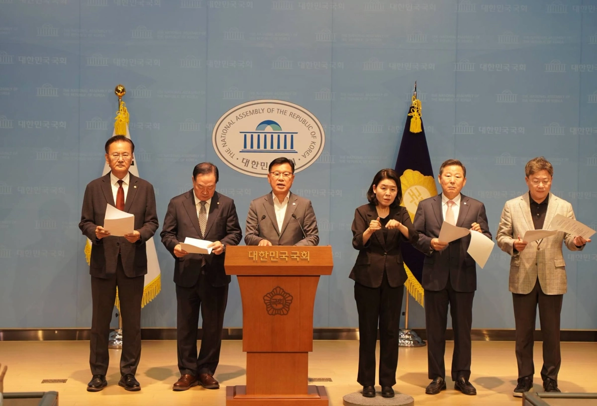이양수(왼쪽에서 세 번째) 국민의힘 도당위원장과 강원을 지역구로 둔 국민의힘 의원들이 16일 국회 소통관에서 기자회견을 하고 있다. 왼쪽부터 유상범·한기호 의원, 이 위원장, 이철규·박정하 의원. 유상범 의원 페이스북 캡처