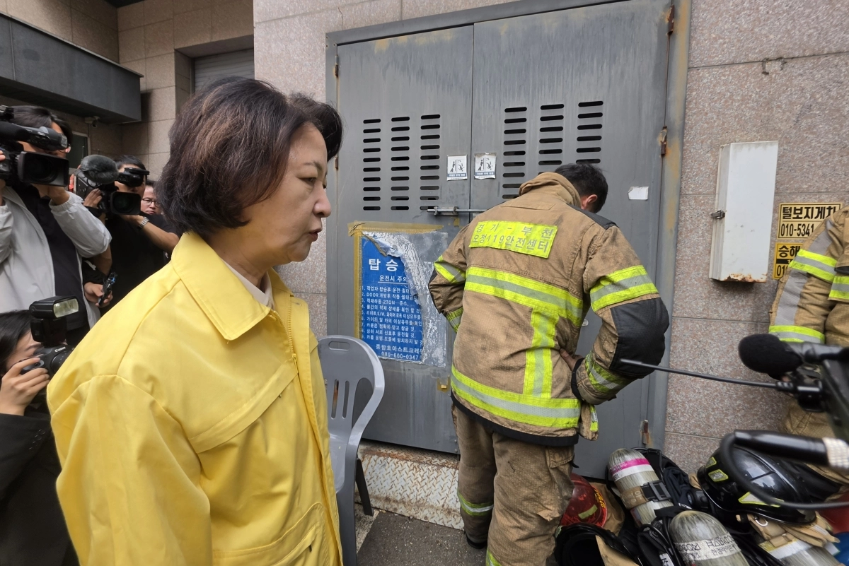 추미애 경기도지사가 16일 경기 부천시 한 금속 도장공장 화재 현장을 찾아 동료 부상으로 슬퍼하는 소방대원의 뒷모습을 바라보고 있다. 2026.10.16 연합뉴스